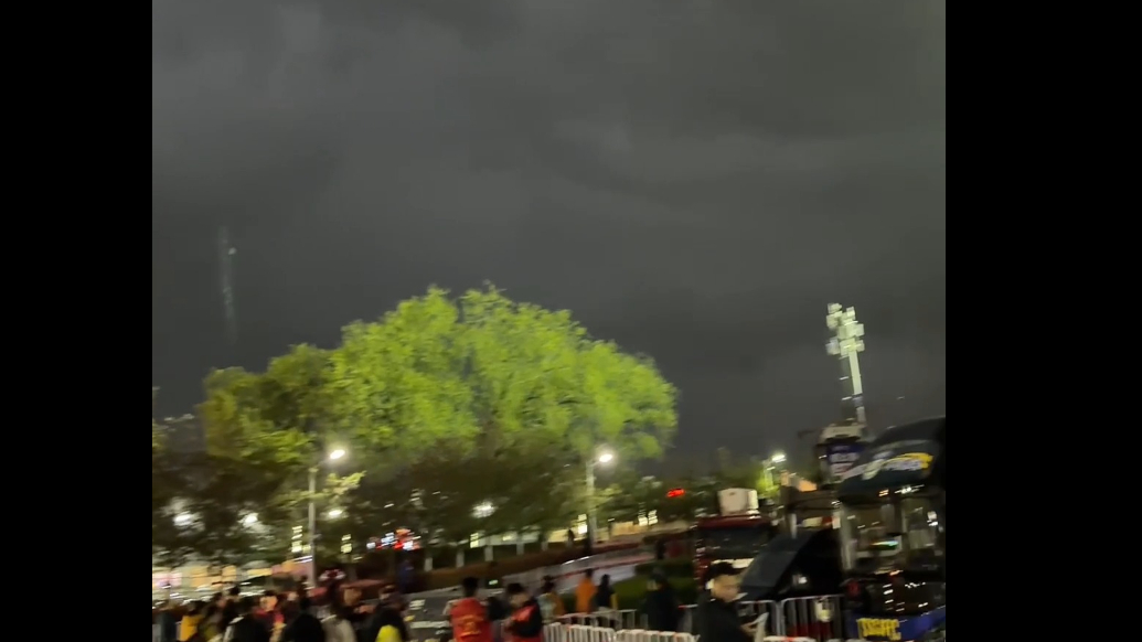 果然视频｜电闪雷鸣决战泰山之巅，雷雨天观众观赛更加热闹