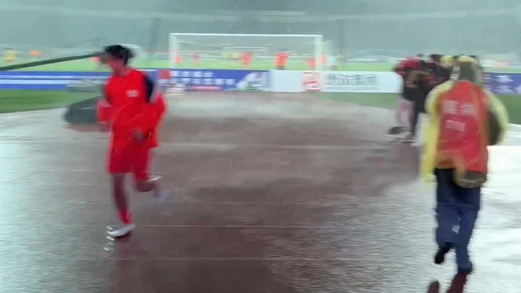 果然视频｜足球决赛在即暴风雨突起，湖南永州队队员：很爽！