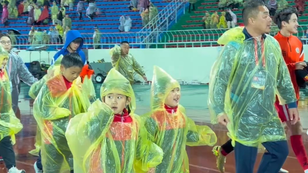 果然视频｜2026泰山好水CMG群众足球邀请赛，决赛现场球童准备入场，“下雨挺凉爽的”