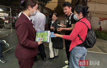 济南地铁下雨为乘客免费发雨衣，市民称已经不是第一次了，客服：只要有储备就会发放