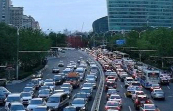 清明假期第一天全国道路交通平稳有序