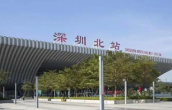 “深圳所有高铁站点严格禁烟”话题冲上热搜后，女乘客拍下男子深圳北站台抽烟