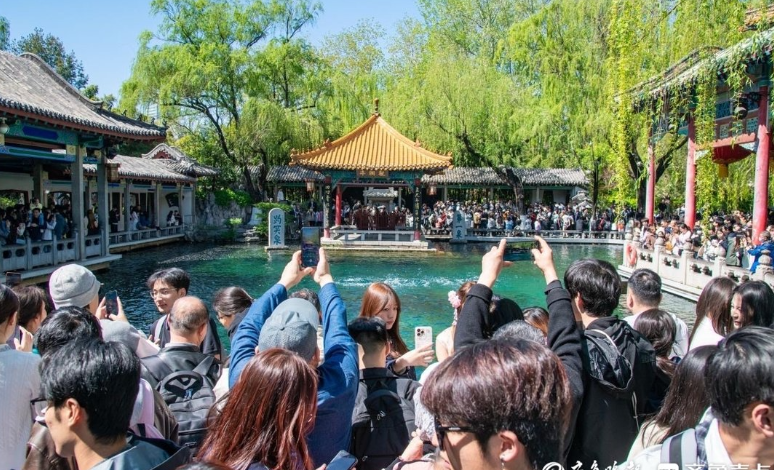 依旧顶流！天下第一泉风景区人气爆棚，游园活动燃动假期