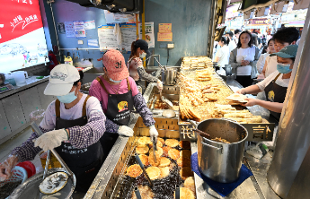 清明假期，全国重点零售和餐饮企业日均销售额同比增长2.4%