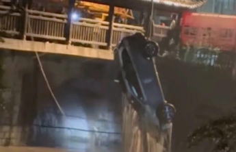福建长汀警方通报“小车坠入桥下河道致5死”：45岁陈某某驾车时操作不当意外坠河