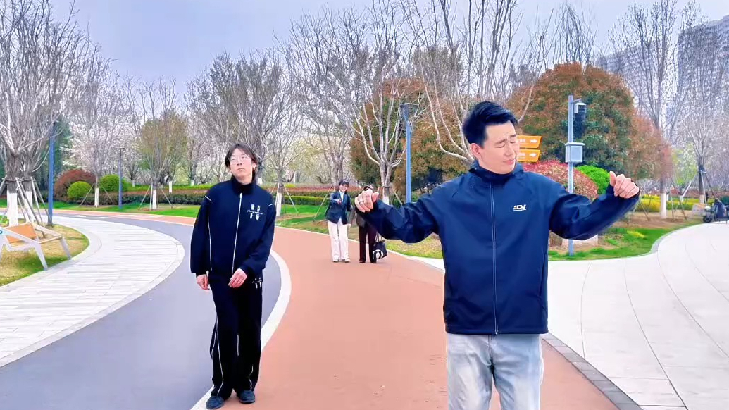 果然视频|简单快乐又上头！《爱情鸟》舞已传到烟台广场