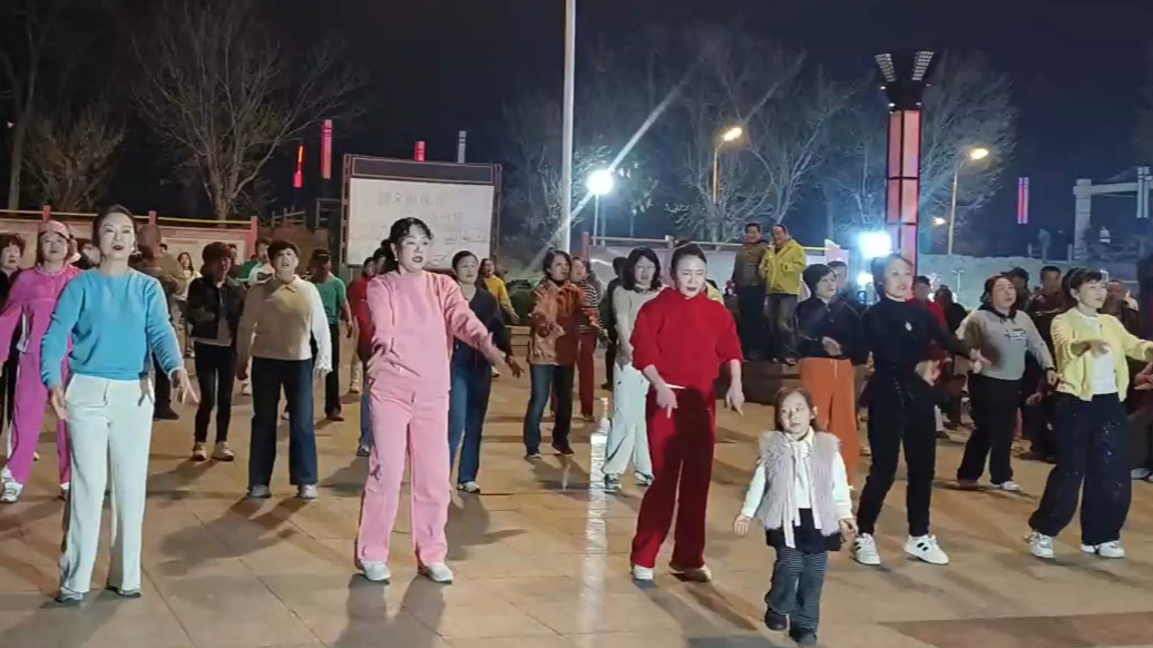 果然视频|烟台广场夜跳经典老歌《爱》，“小孩姐”C位领舞