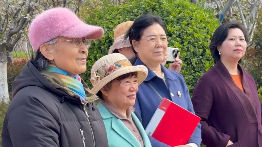 果然视频|烟台七旬奶奶“活跃”广场，十年朗诵点亮自信人生