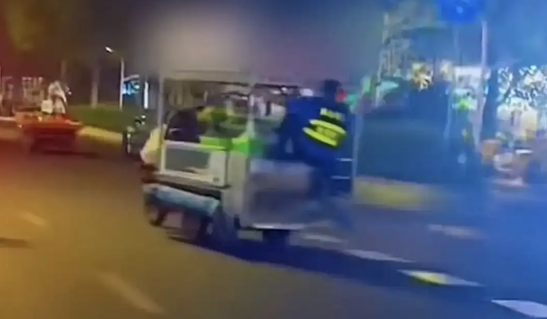 南宁通报“城管爬摊贩三轮车被带行两三百米”事件