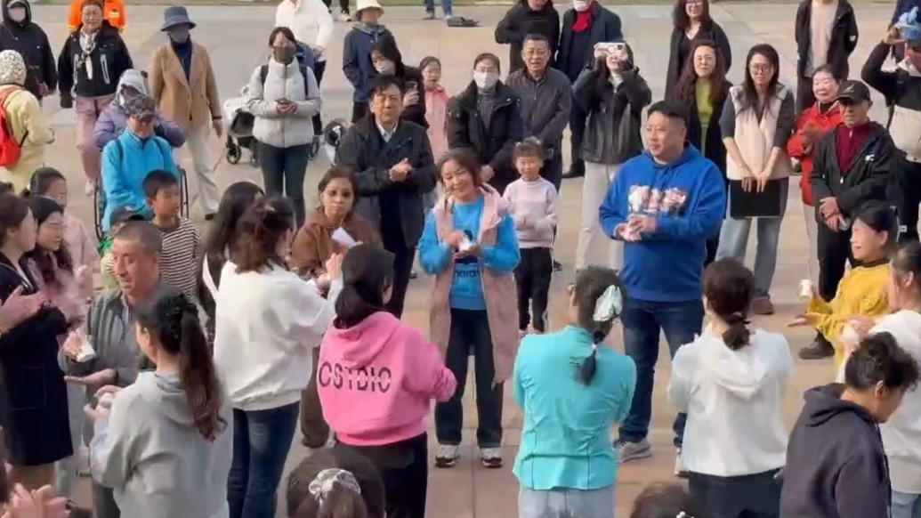 果然视频|烟台广场培训对“歌友”很友好，学唱经典现场展示