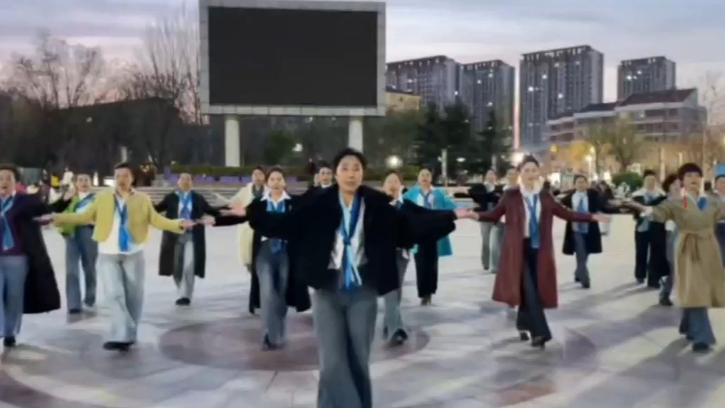 果然视频|烟台广场上演“时尚大秀”，老少同台，人人都有舒适圈