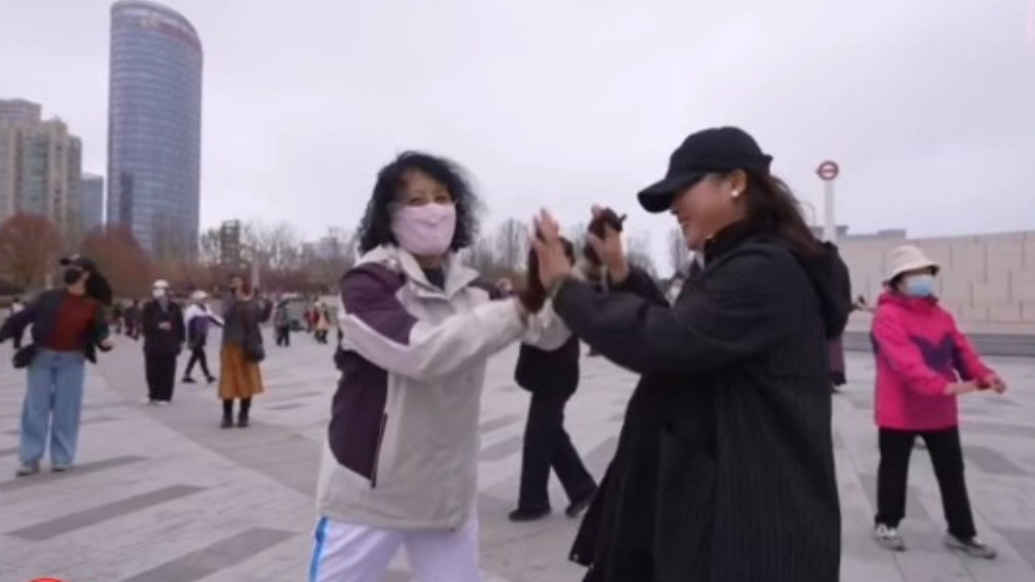 果然视频｜烟台天地广场文艺沙龙热闹开场！市民以艺会友乐享春日