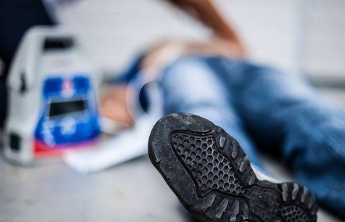 儿子遭欺凌父亲在调解室猝死，教体局成立专班，妻子称几分钟人就没了