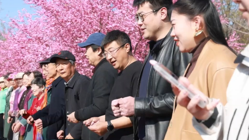 果然视频｜烟台天地广场上演“唱跳版”《桃花朵朵开》，热闹欢快