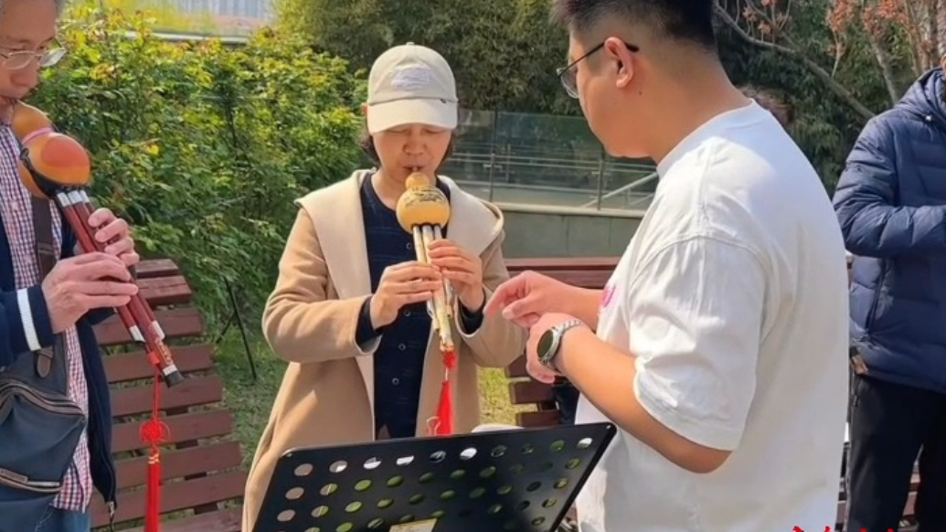 视频|传统民乐点亮广场生活！烟台莱山区举办葫芦丝教学活动