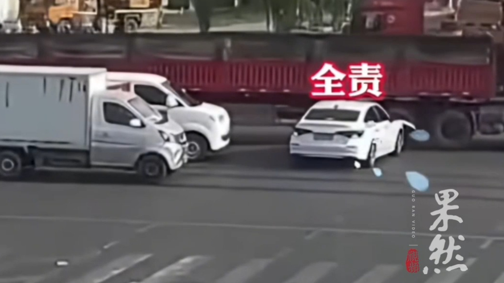 果然视频|路口惊险一幕：司机只顾聊天，车子溜进路口撞了!