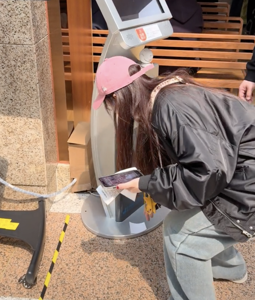 沈阳一医院排号机遭吐槽，号码牌落地“捡票率近百分百”！院方回应