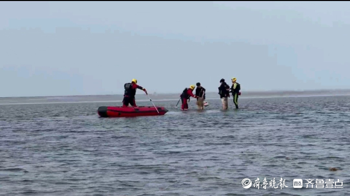 果然视频|俩男子赶海忘记涨潮被困浅滩，消防员驾艇救援