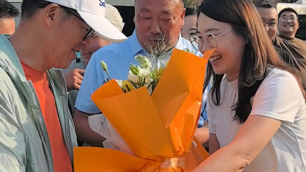 果然视频丨东方甄选看世界·泰安行，俞敏洪到达王林坡村，一下车就“喜提”鲜花