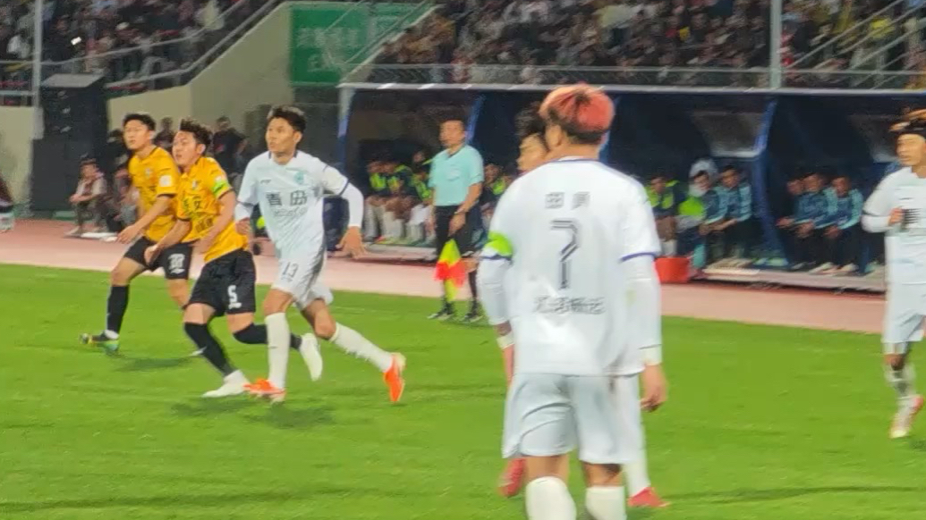 果然视频丨开踢了！泰山城建vs青岛青春，泰安球迷激情澎湃大喊加油！