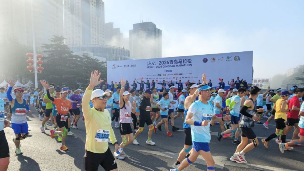 果然视频｜2.5万名跑者齐聚“最美赛道” 青岛马拉松鸣枪开跑