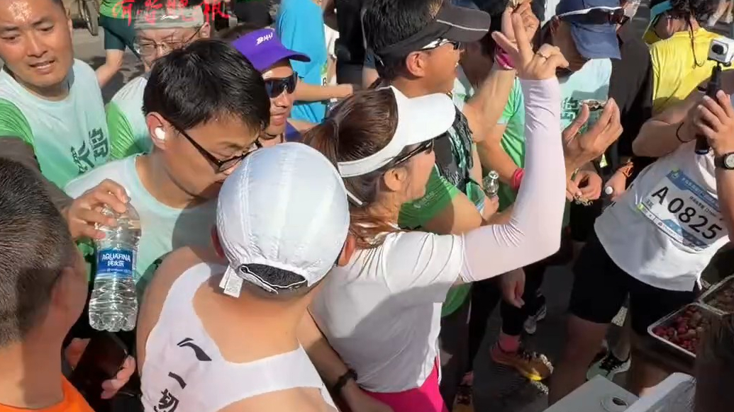 果然视频｜长岛村民凌晨现烀海鲜给踏青跑“补给”，跑者边跑边吃