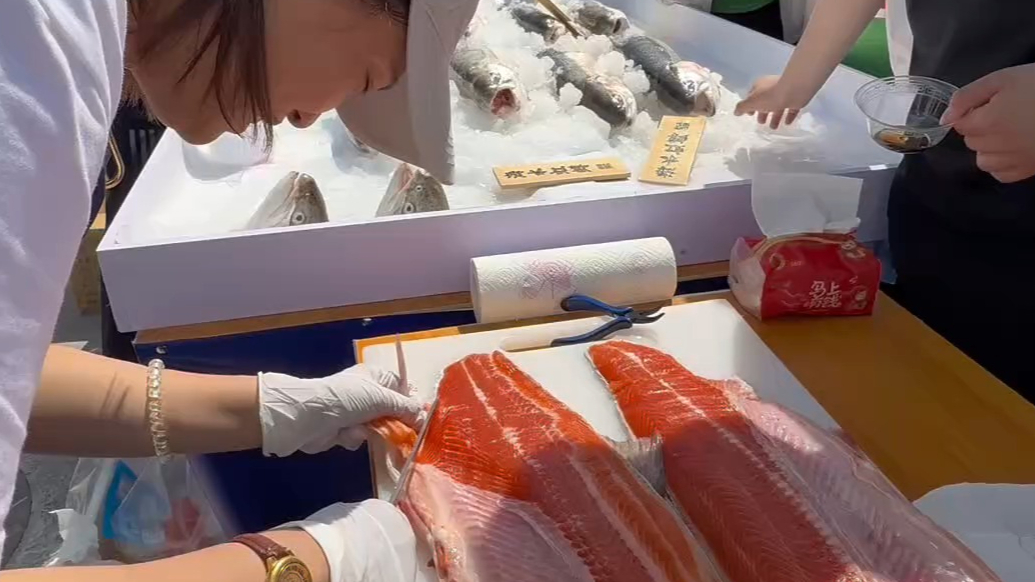 果然视频 | 国产深海三文鱼亮相长岛踏青跑，现切现吃肉质鲜嫩