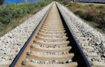 郑州铁路局致歉：高压线塔倾倒致郑阜高铁区间接触网故障，部分列车晚点或停运