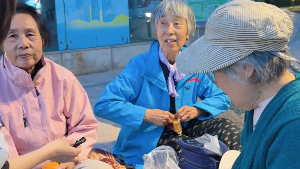 果然视频｜60年友情如初！三位老闺蜜在烟台广场同看演出吃零食