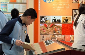 威海经开区皇冠中学学子走进威海市档案馆寻迹城市史