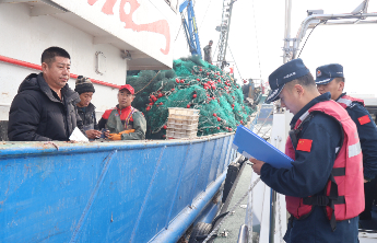 威海海警局开发区工作站深入辖区开展《渔业法》宣讲活动