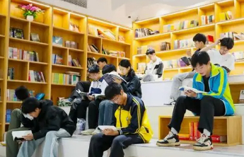 部分学校图书馆成了“参观专用”？别让书架异化成“展架”