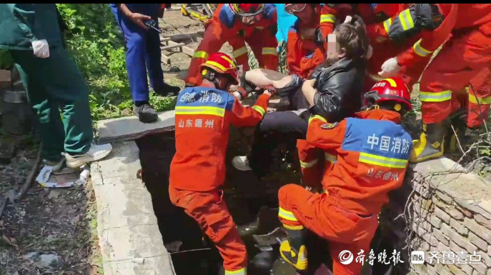 果然视频|女子坠入两米深坑扭伤脚踝，众人合力施救