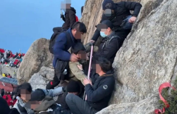 游客在山顶打架，景区又能怎么办