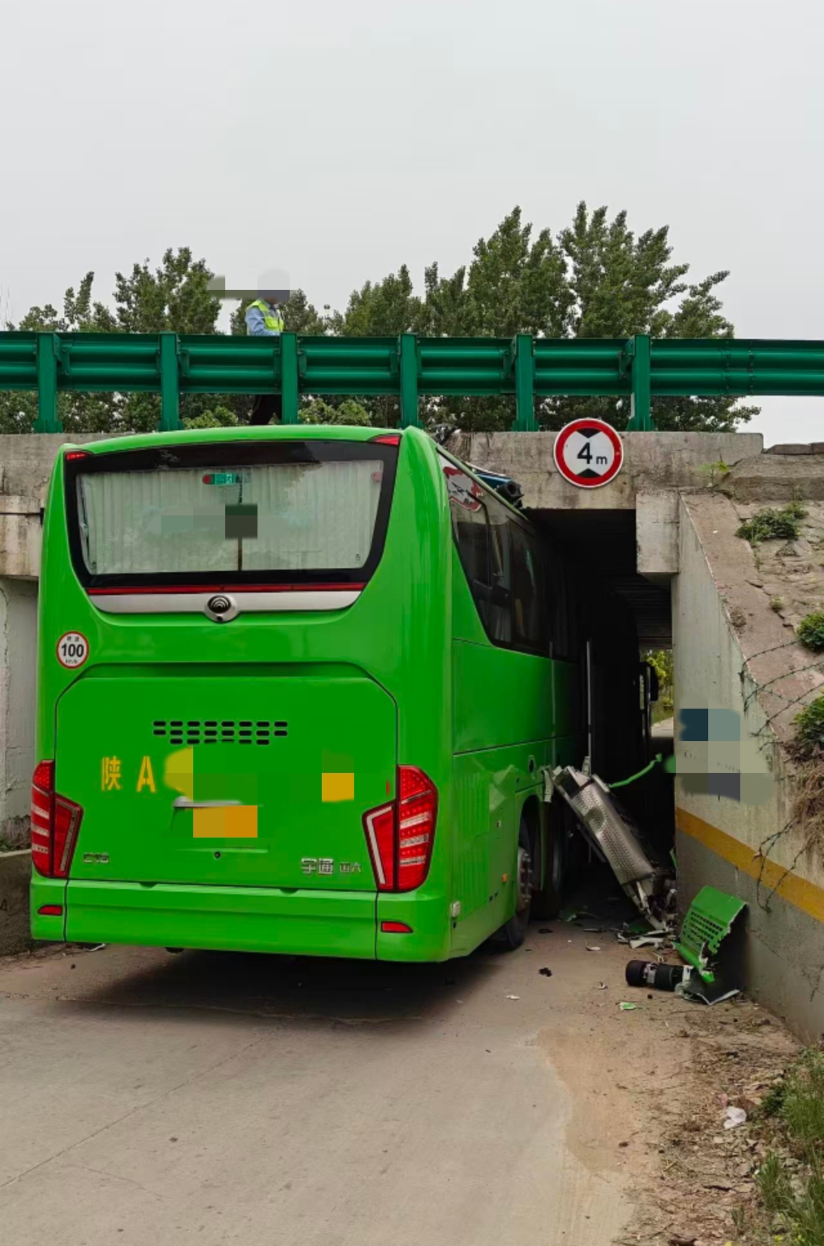 3.695米高大巴被卡“限高4米”涵洞引网友质疑，陕西兴平多部门回应