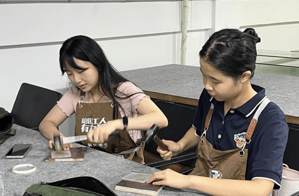 “你在景区排队，我在教室‘打铜’”！年轻人体验型消费升温