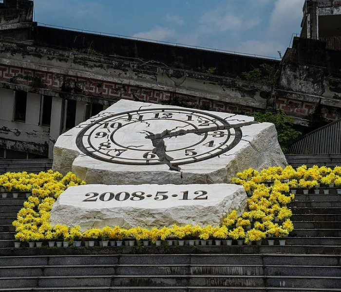 2008年5月12日14时28分，中国汶川发生8.0级地震。
18年过去，这里生生不息，今天，我们一起缅怀逝者，致敬重生！