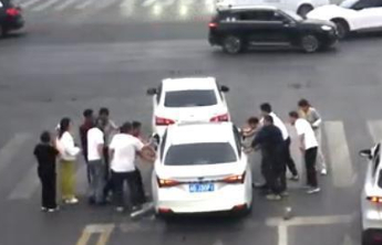 突发追尾险情！前车司机硬核顶住失控后车，守护路人平安