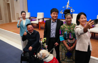 导盲犬首登国新办新闻发布厅，一次“松弛”的文明进阶