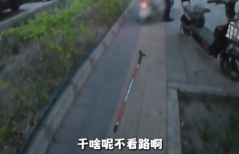 “女孩盲道被撞”系摆拍，依法严惩不是小题大做