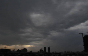 暴雨黄色预警持续，局地有雷暴大风等强对流天气