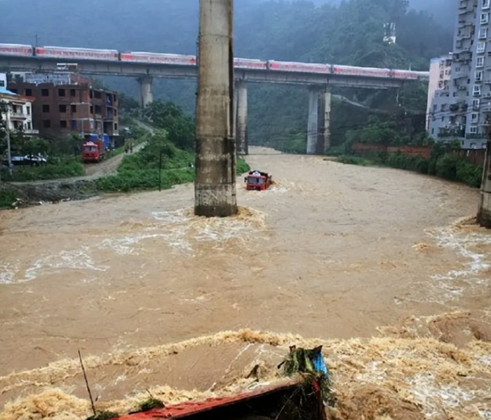 湖北省气象台18日继续发布暴雨橙色预警，预计当日湖北省南部、东部仍有大雨到暴雨、局地大暴雨，部分地区有短时强降水，局地有雷暴大风。其中鹤峰、五峰、公安、松滋等地累计雨量有极端性，致灾风险高，公众需加强防范。预计19日起，本轮降水将明显减弱。