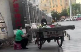 红河一摊贩往西瓜上涂抹透明液体，当地市监局：已对液体检测