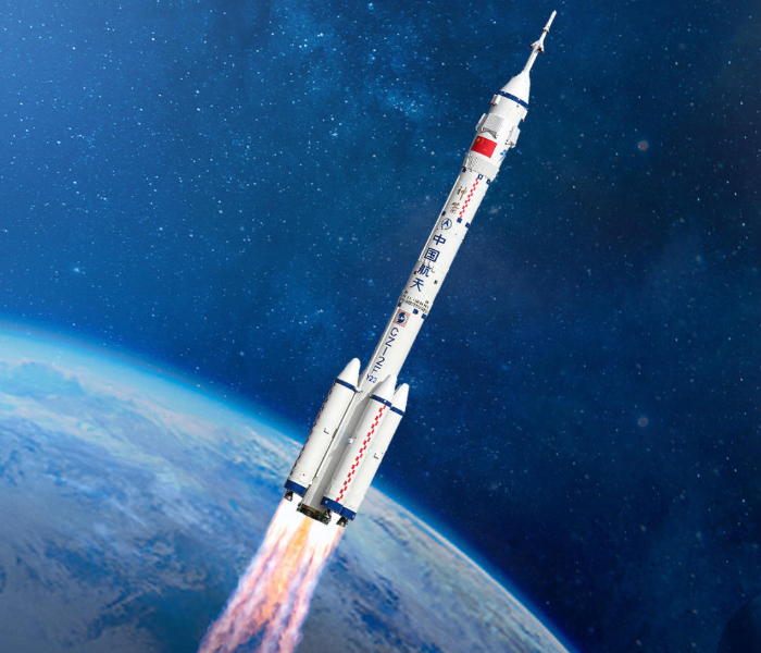 5月23日上午，神舟二十三号载人飞行任务新闻发布会在酒泉卫星发射中心召开。发言人介绍，经研究决定，瞄准北京时间5月24日23时08分发射神舟二十三号载人飞船。飞行乘组由朱杨柱、张志远、黎家盈组成，朱杨柱担任指令长。