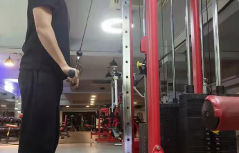 女子微信群辱骂他人后，在健身房遭多人殴打致脑震荡，两名涉事者被警方行拘