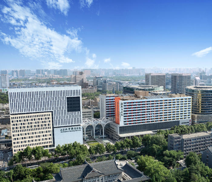 山东大学齐鲁医院是国家卫生健康委委属(管)的三级甲等综合医院,教育部直属重点大学——山东大学的直属附属医院、山东大学第一临床学院,临床医学一流学科建设主体单位,是首批委省共建国家区域医疗中心牵头和主体建设单位,国家区域医疗中心建设输出医院,国家医学中心建设单位。建院135年来,齐鲁医院秉承“博施济众、广智求真”的医院精神,遵循“医道从德、术业求精”的院训,全面推进医教研防管融合发展,在海内外享有盛誉。