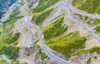 “中国最美公路”之一独库公路正式恢复通车