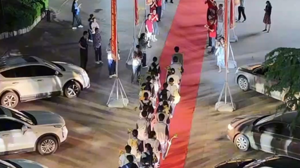 果然视频｜烟台二中老师开车灯为高考学子照亮“前行路”