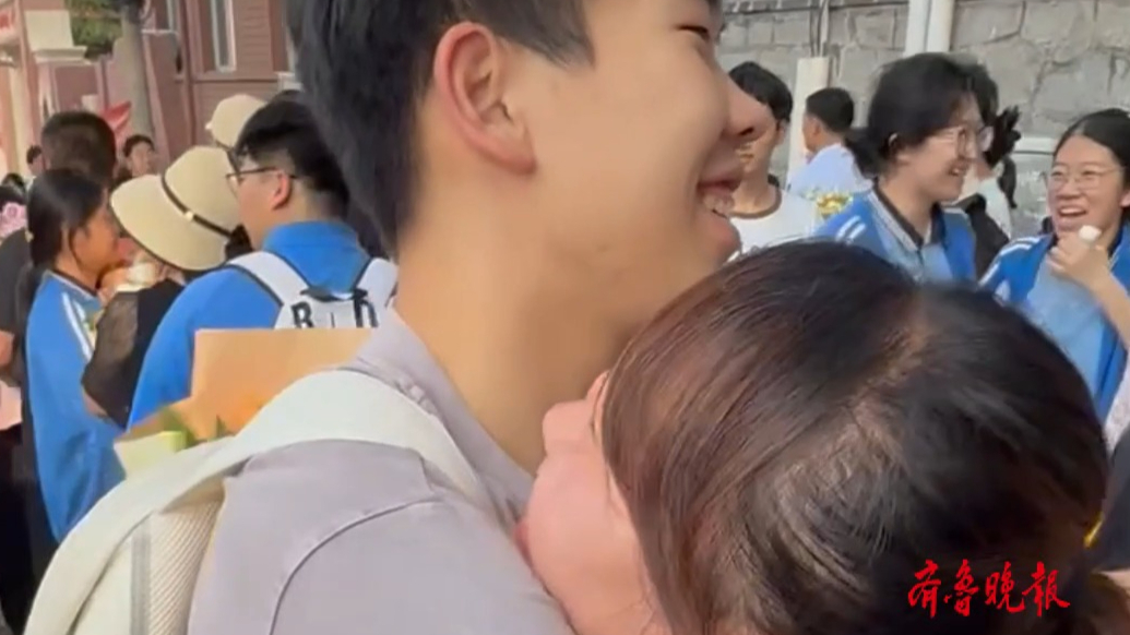果然视频|高考后母子相拥互道歉意，儿子：能圆妈妈的梦我很幸福