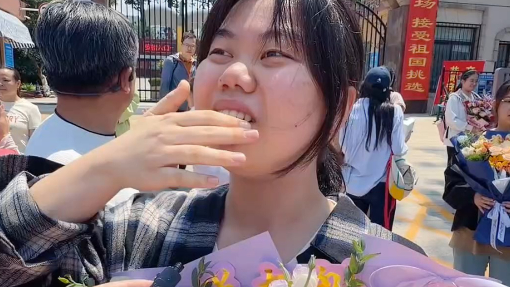 果然视频｜高考结束后，女孩泪洒考场外：我尽全力了